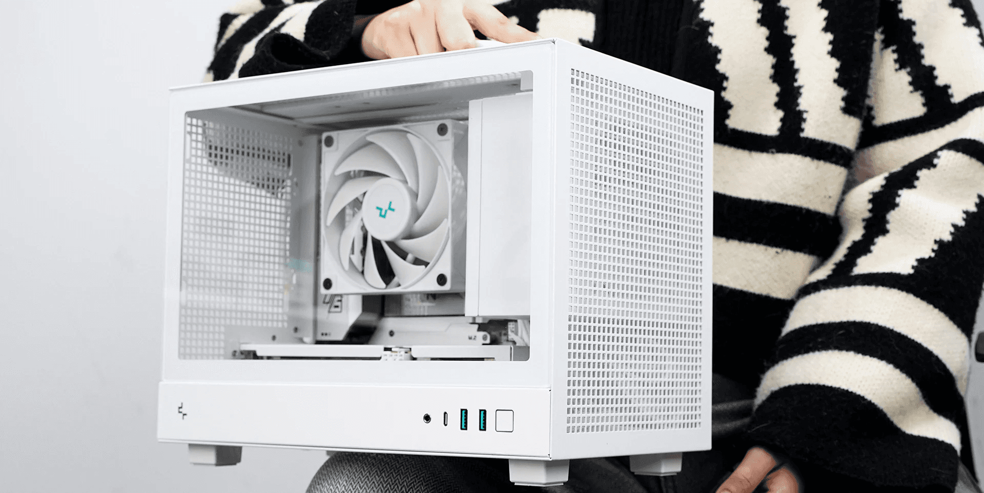 Nanotech Nanotech - Go Travel-friendly Portable Gaming PC, (AMD Ryzen 9 9950X, 32 GB RAM, Samsung 990 Pro 2TB SSD, RTX 4070 Super 12GB) - thumbnail 8