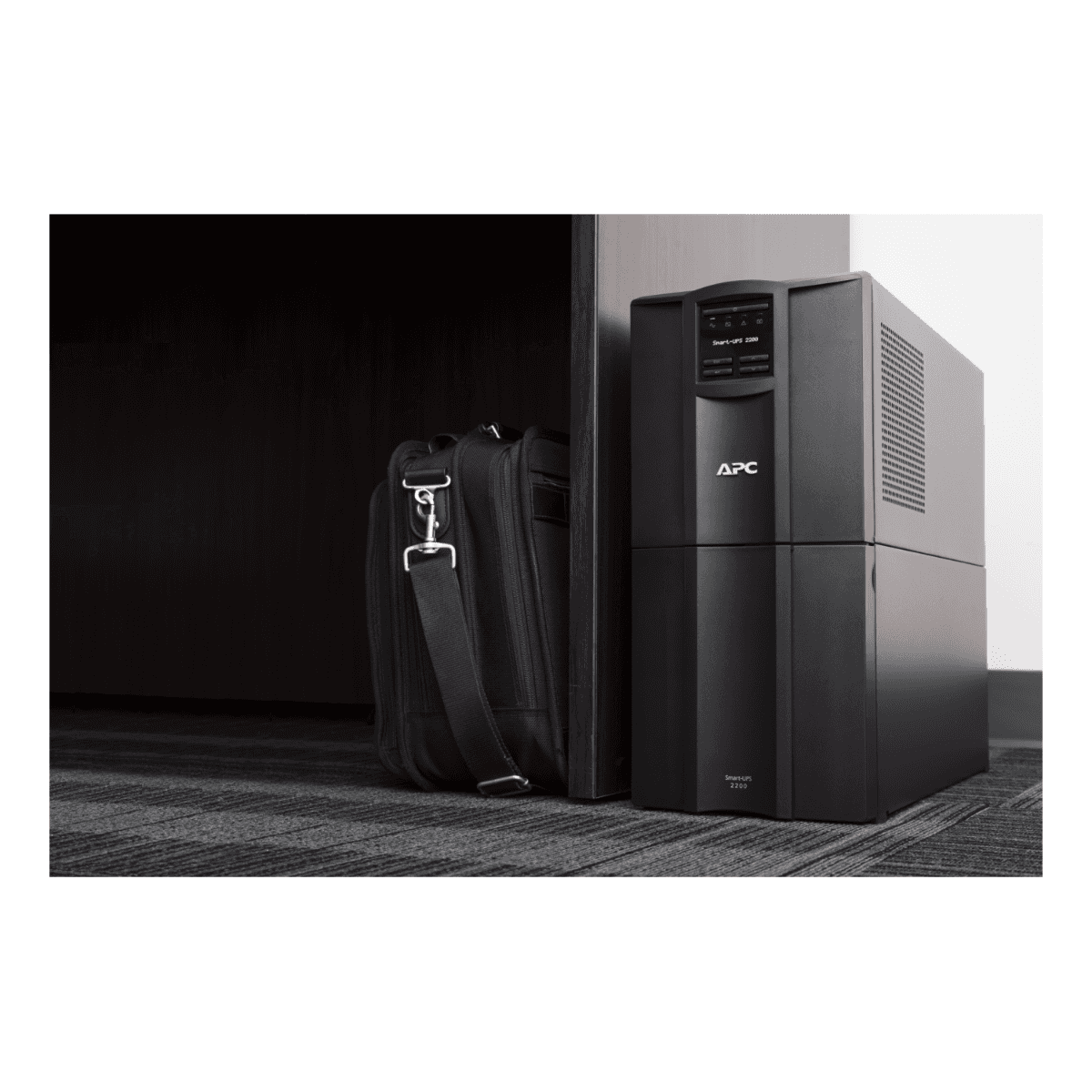 APC APC SMT2200IC Smart-UPS, Line Interactive, 2200VA, Tower, 230V, 8x IEC C13+2x IEC C19 outlets, SmartConnect Port+SmartSlot, AVR, LCD - thumbnail 3