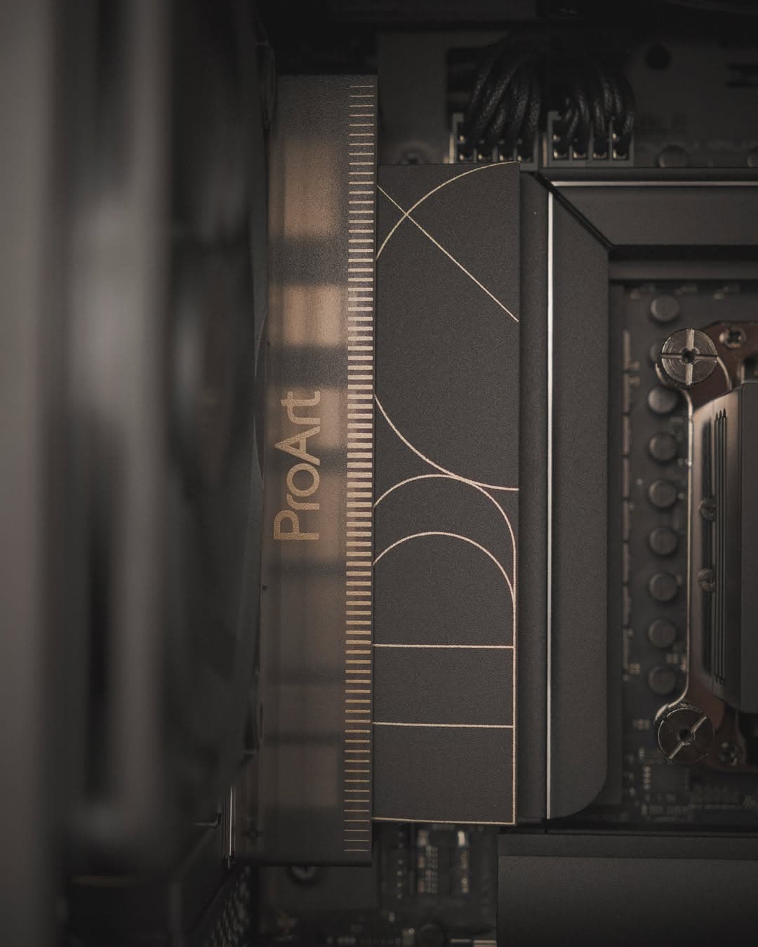 Asus ProArt Creator PC Powered by ASUS, Core Ultra 9 285K, RTX 5080 16GB GDDR7 OC, DM-GSKIL 6000 AMD 64GB, 4TB Gen5 SSD Up to 14100MB/s, 420 AIO CPU Liquid Cooler, 1200W - product view 3 of 5